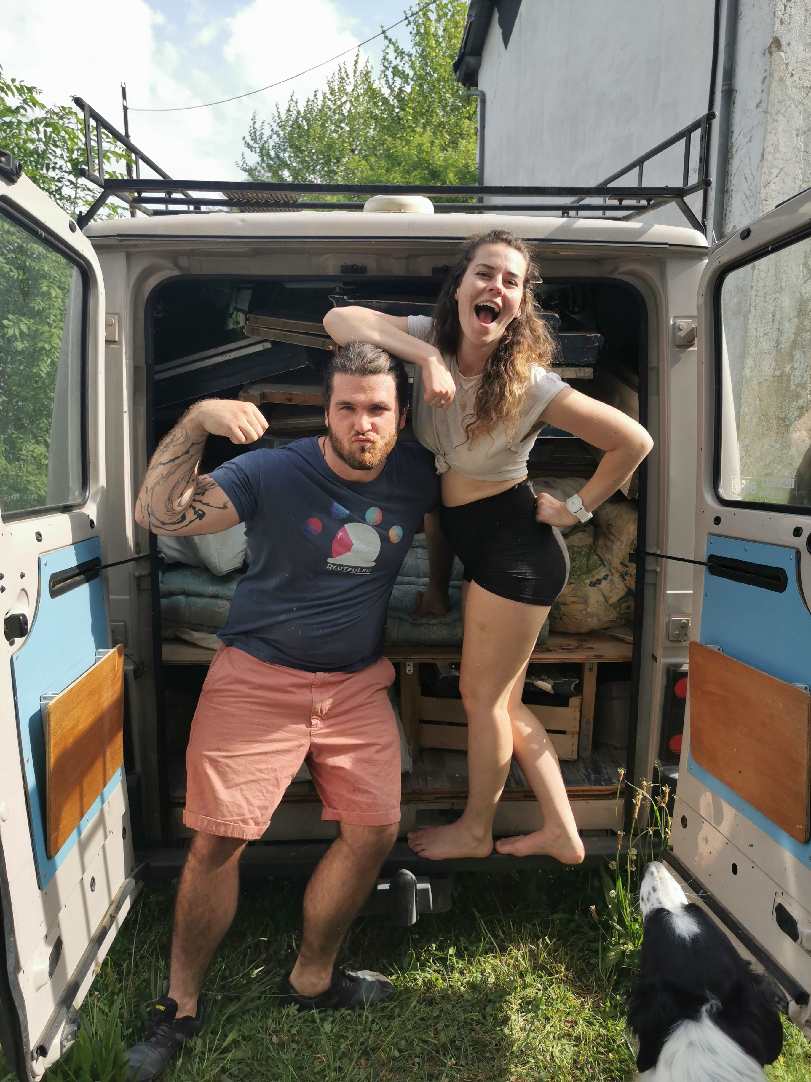 Deux habitant·es devant le camion chargé de matériaux