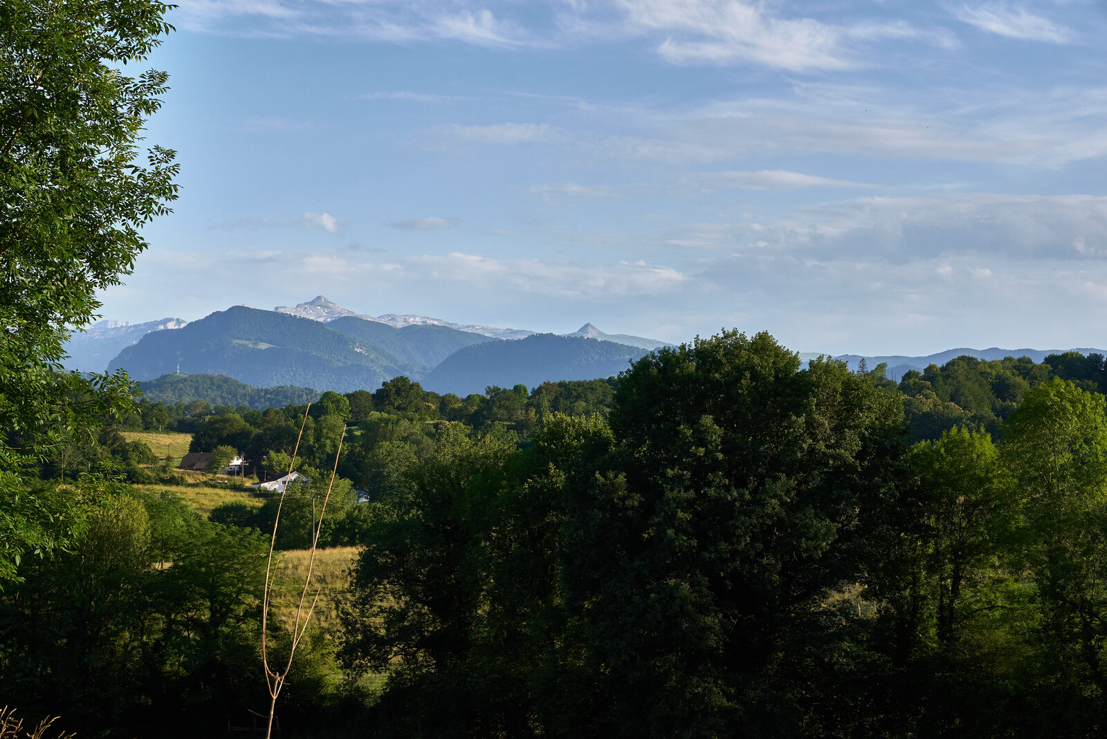 La vue sur les Pyrénées depuis le domaine de Terres de Ciel