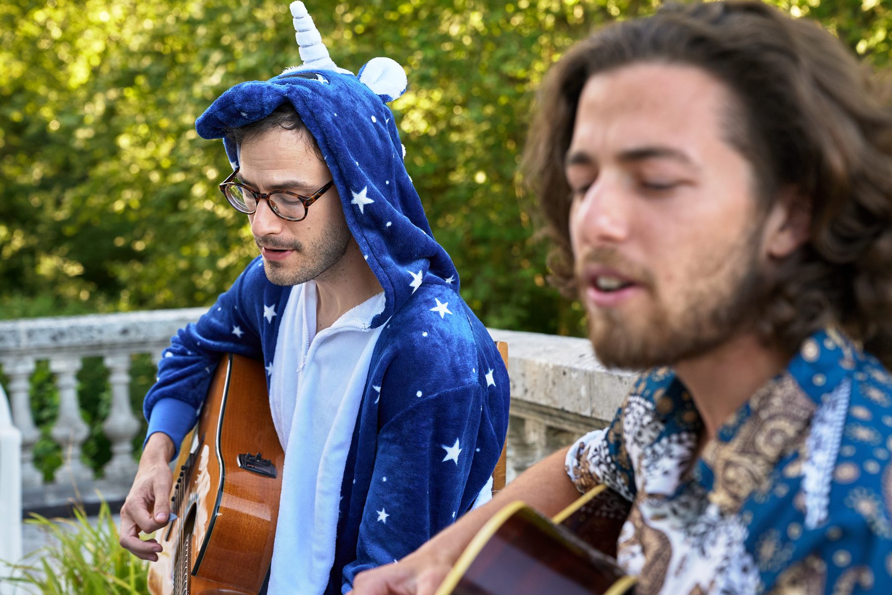 Deux résidents jouant de la guitare sur la terrasse