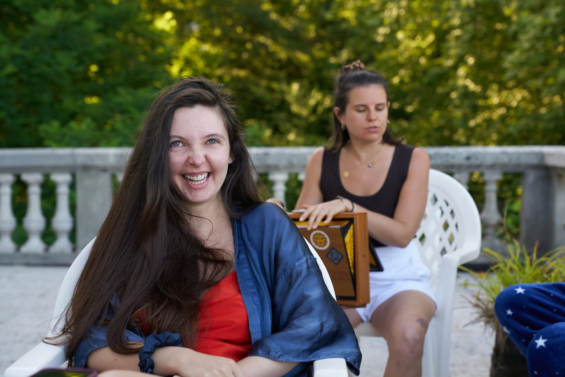 Une coliveuse qui rit sur la terrasse