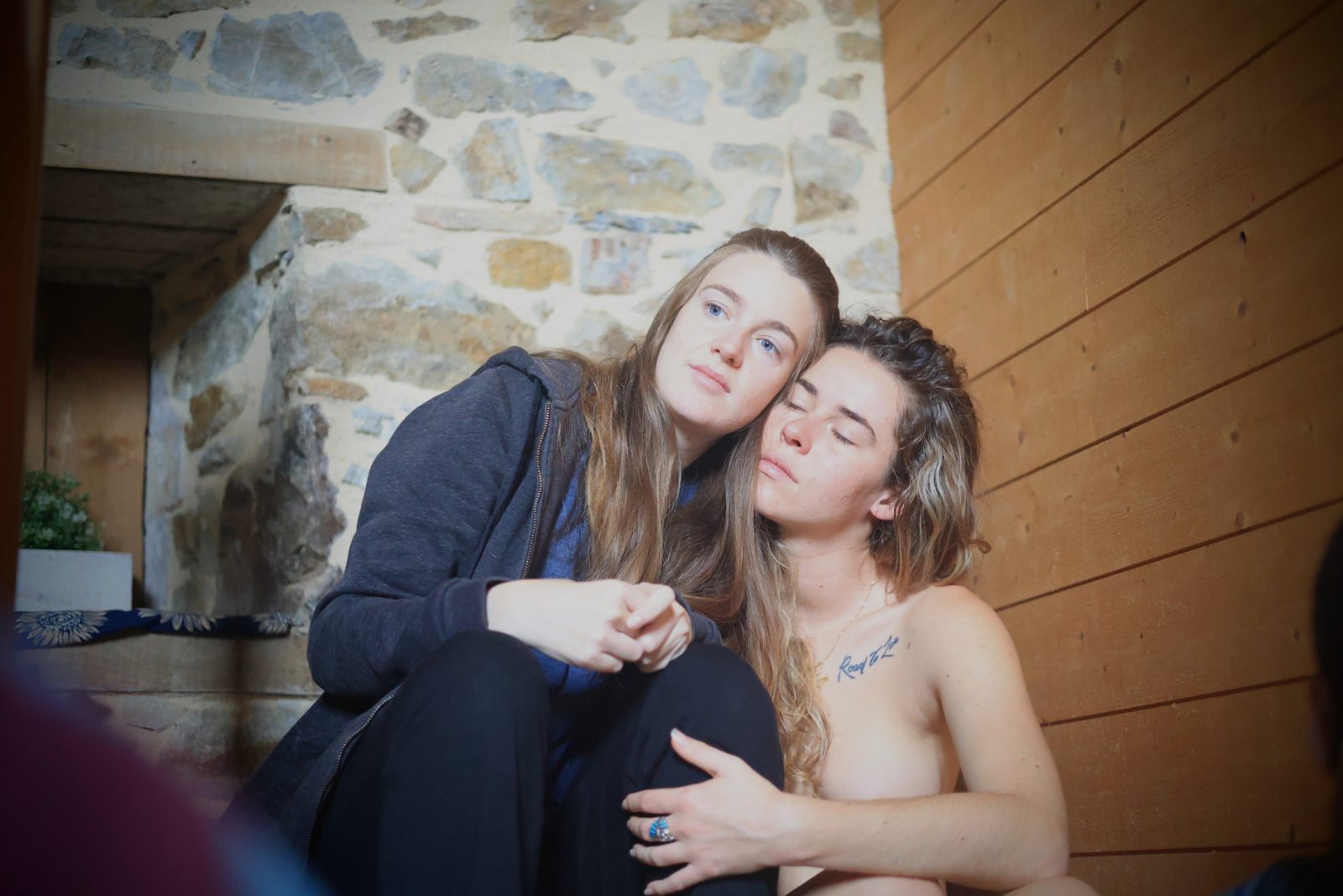 Deux personnes appuyées l'une contre l'autre, au repos