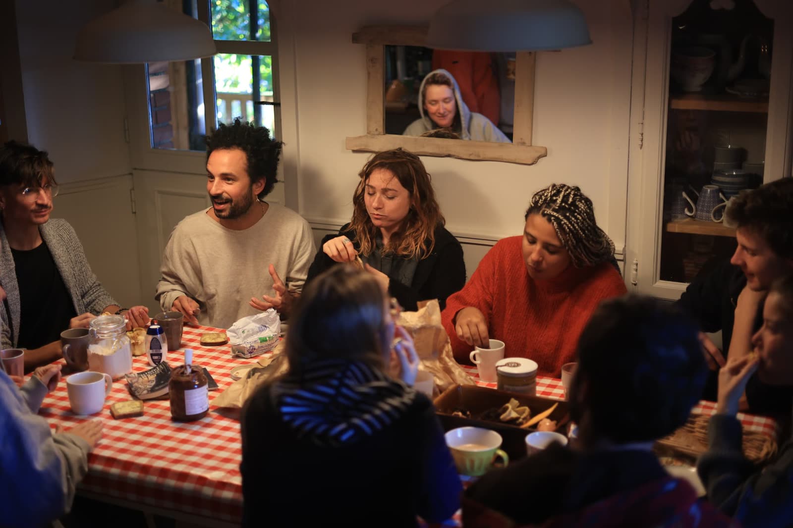 Un repas partagé autour de la grande table du collectif