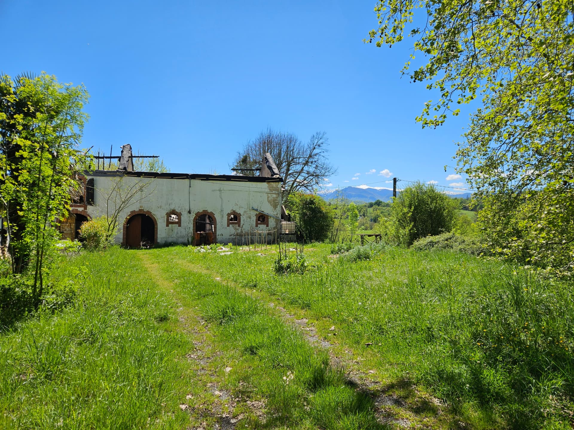 La grange du domaine, à reconstruire après l'incendie
