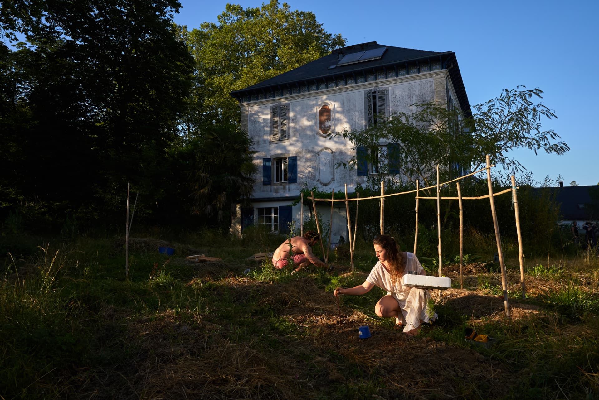 La maison principale vue depuis le jardin au coucher du soleil