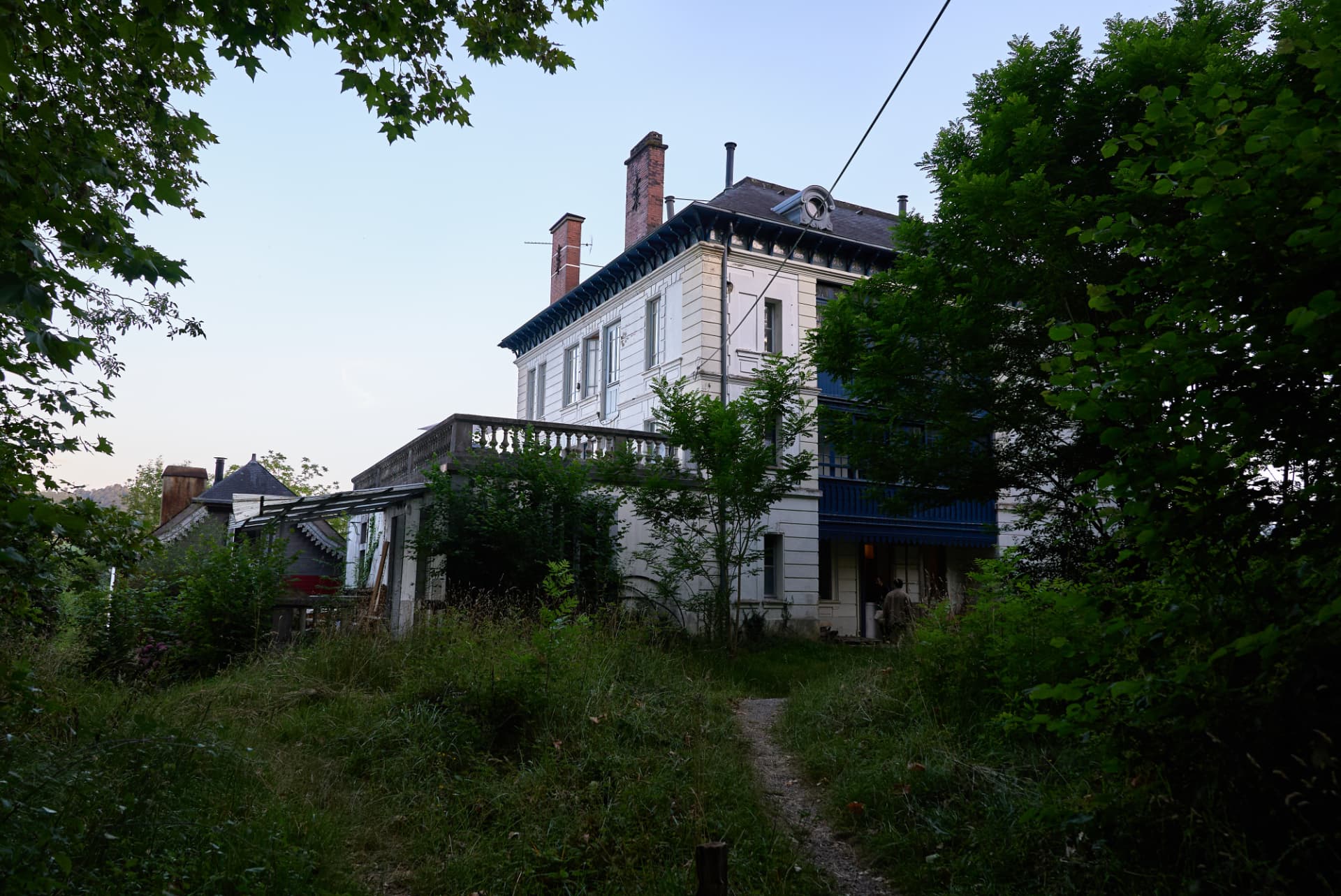 La maison principale du domaine des Hauts de Féas dans son écrin de verdure