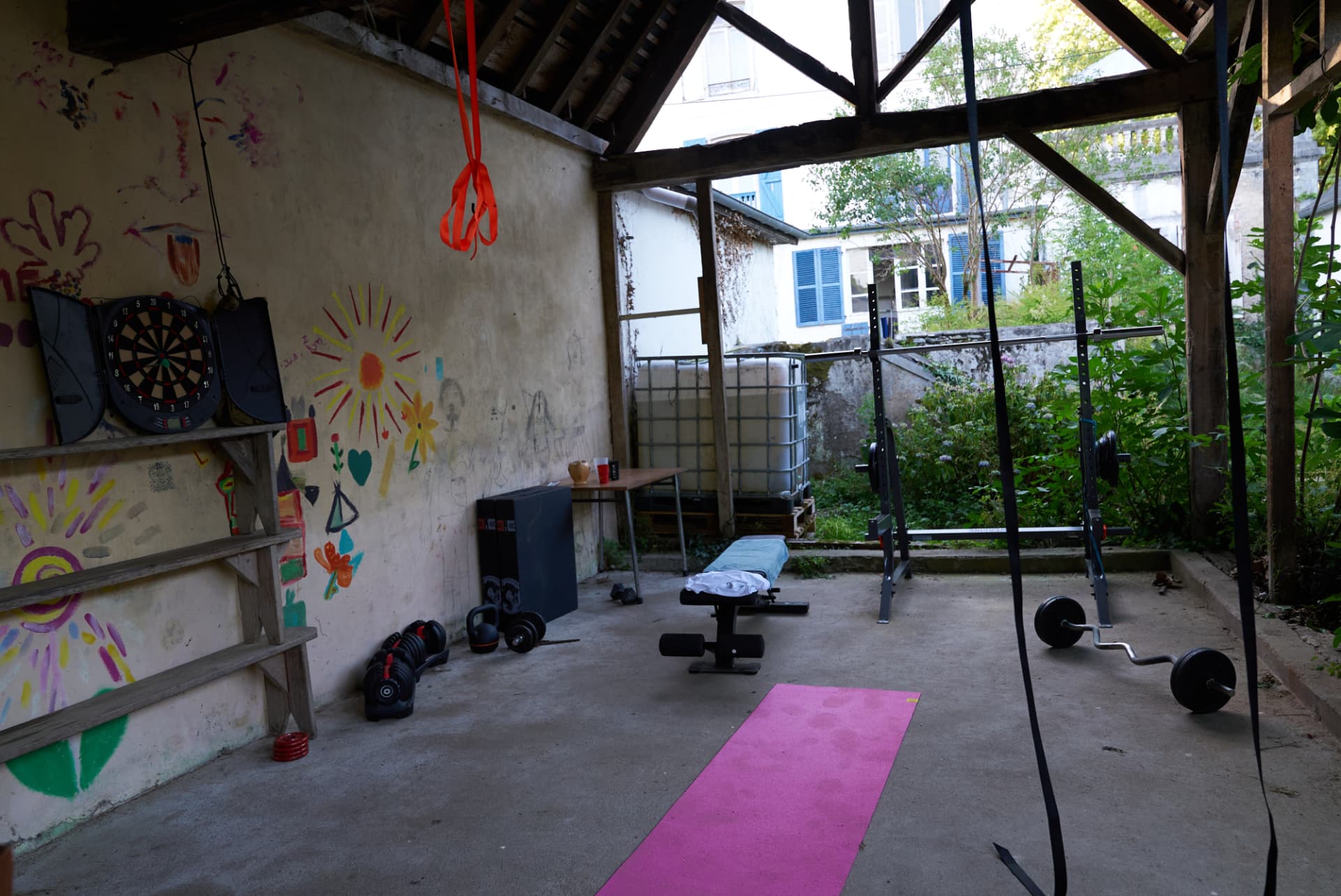 Le préau et son espace de sport en plein air