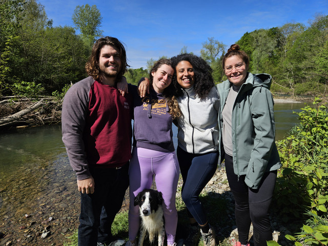 Des habitant·es du collectif au bord de la rivière