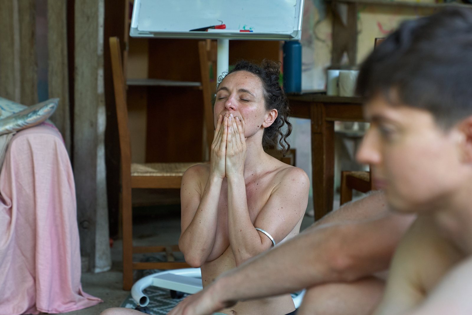 Deux participants co-construisant le programme d'un atelier au tableau