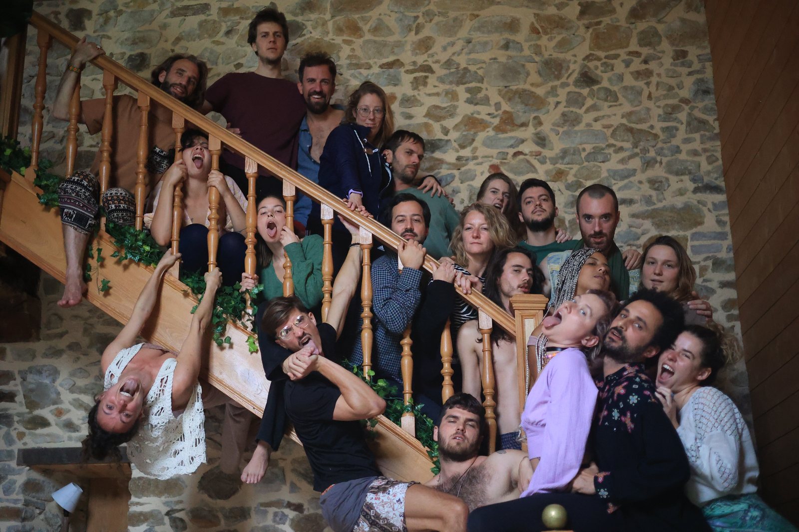 Le groupe des Retrouvailles réuni dans l'escalier en pierre de la maison