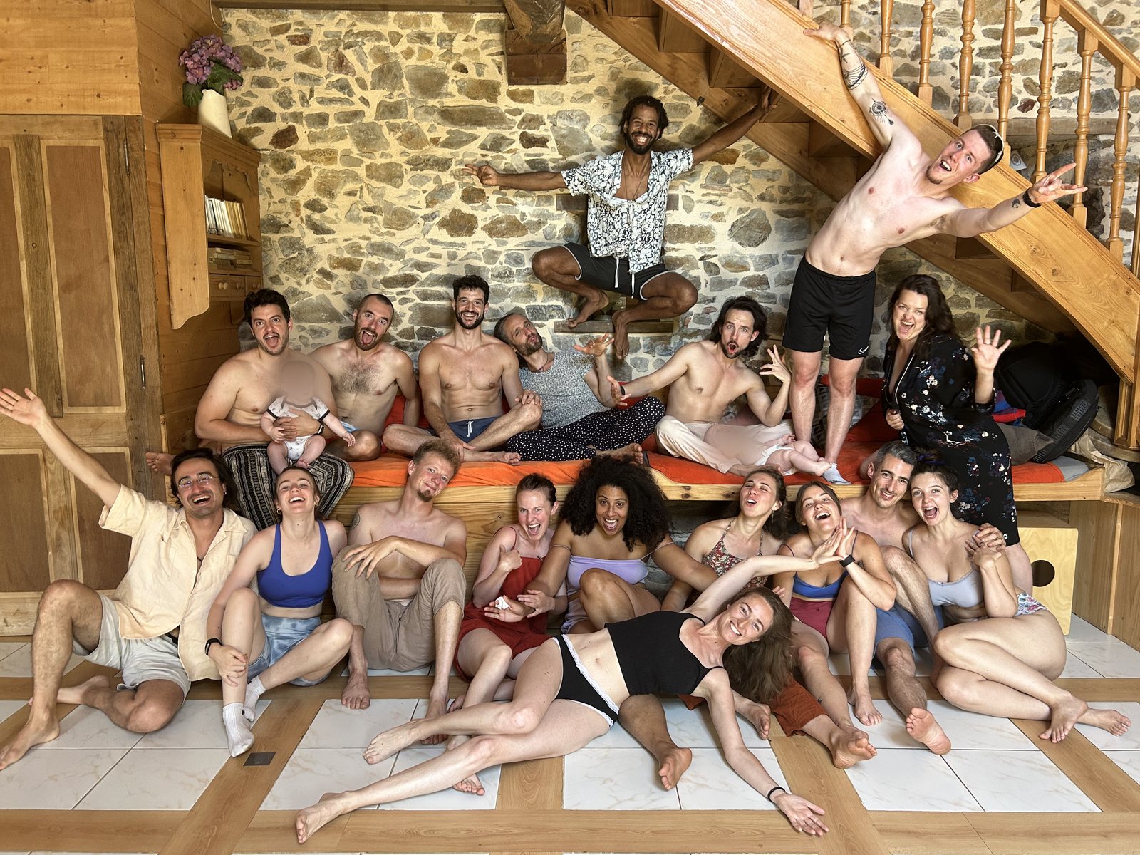 Photo de groupe joyeuse des Retrouvailles dans la salle de pratique