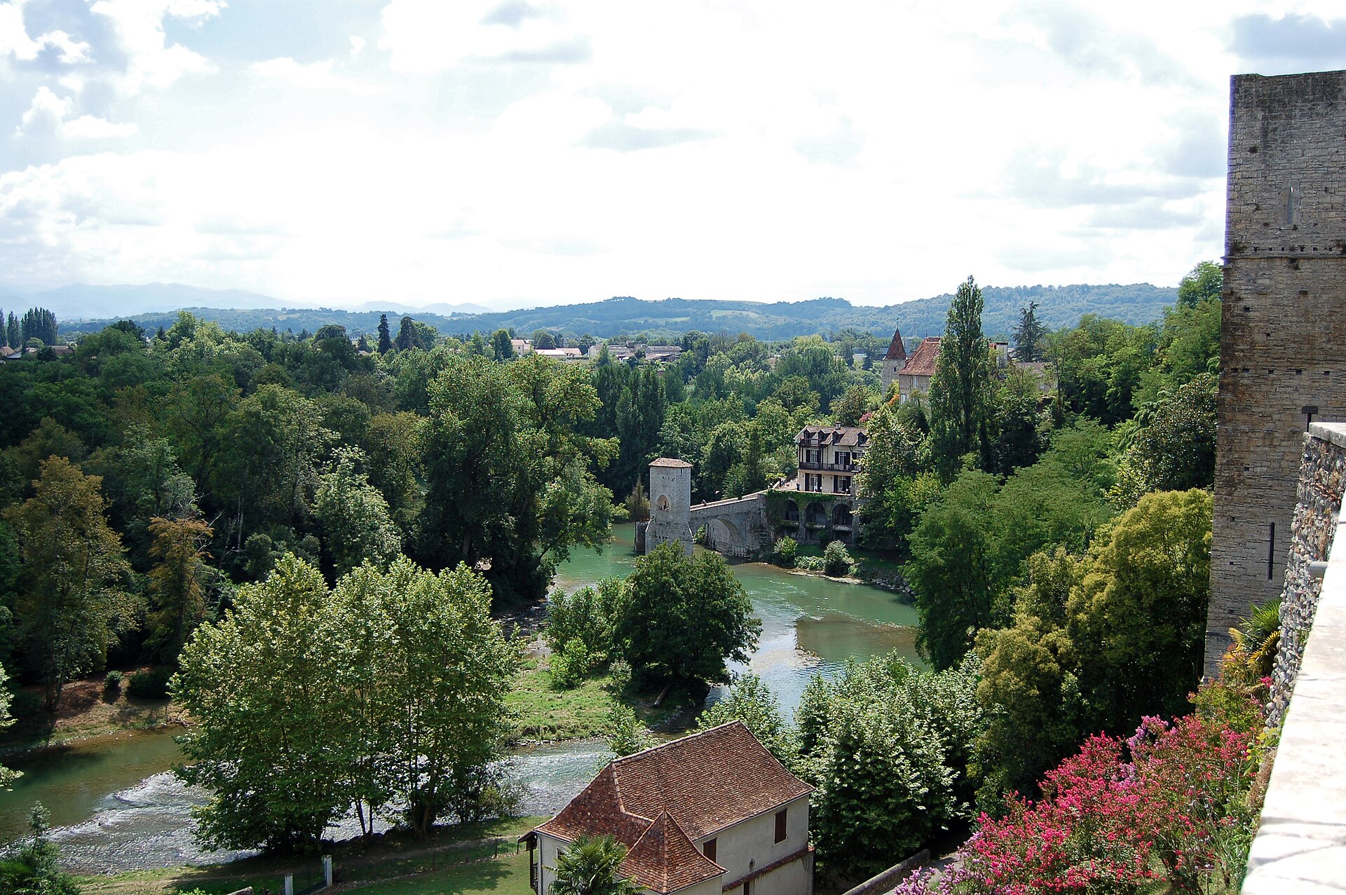 Le gave d'Oloron et son vieux pont, en contrebas des coteaux verdoyants du Béarn