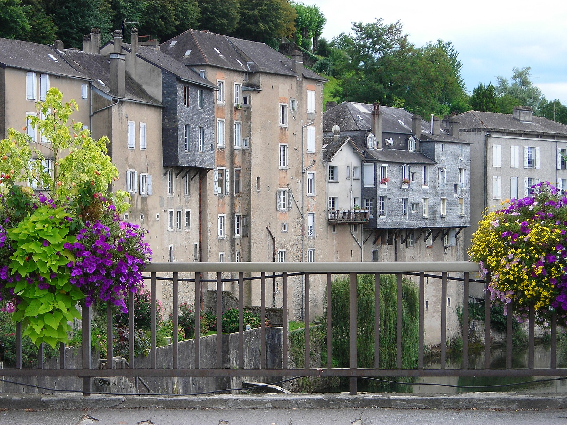 Les maisons suspendues au-dessus du gave à Oloron-Sainte-Marie