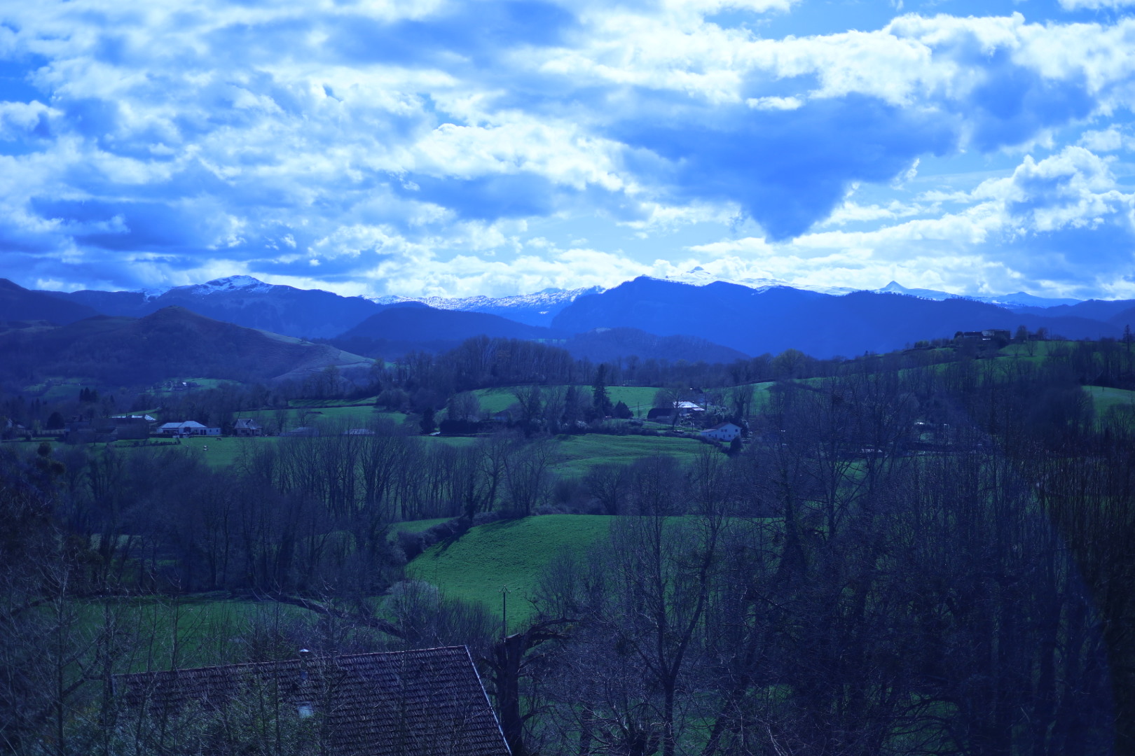 Panorama sur la chaîne des Pyrénées depuis Féas